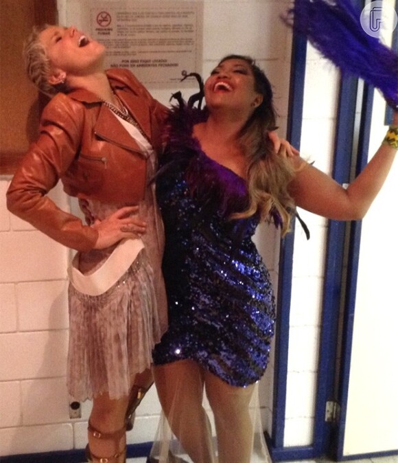 Xuxa e Gaby Amarantos posam 'rindo para trás', uma pose tradicional da cantora paraense