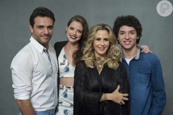 Alex (Rodrigo Lombardi) se mete na vida dos filhos Giovanna (Agatha Moreira) e Bruno (João Vitor da Silva), e da ex-mulher, Pia (Guilhermina Guinle), na novela 'Verdades Secretas'