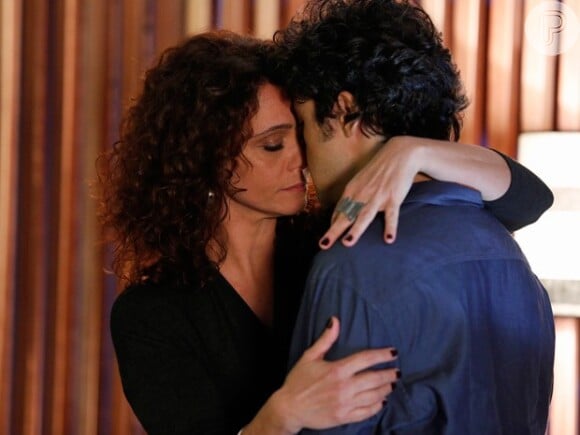 Irene (Malu Galli) reata com Caio (Fernando Alves Pinto) e o casal adota uma criança no último capítulo de 'Sete Vidas'