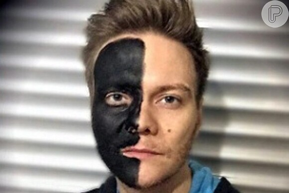 Michel Teló postou foto com metade do rosto pintado de preto para campanha contra racismo, mas foi mal interpretado pelos internautas que o acusaram de praticar o "blackface". O sertanejo apagou as imagens após as críticas.
