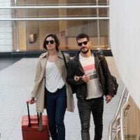 Sophie Charlotte e Daniel de Oliveira caminham de braços dados por aeroporto