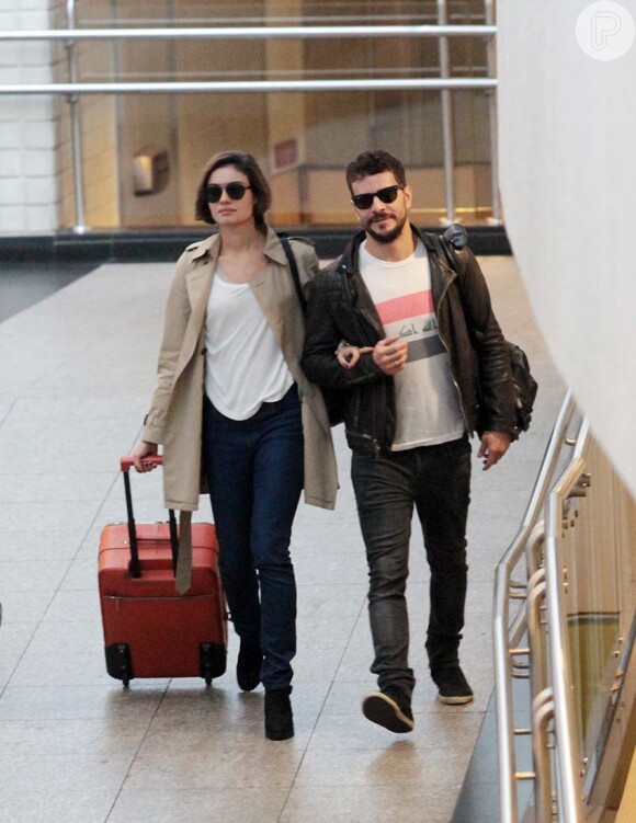 Sophie Charlotte e Daniel de Oliveira foram clicados caminhando de braços dados nesta sexta-feira, 10 de julho de 2015, no no aeroporto de Congonhas