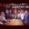 A atriz jantou com o namorado Alexandre Pato, o ator Paulo Gustavo e outros amigos antes de viajar para Londres