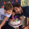 Claudia Leitte postou uma foto do marido e dos filhos com um bolo de aniversário nesta sexta-feira, dia 10 de julho de 2015, quando completa 35 anos