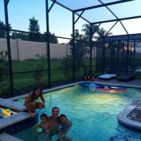 Rodrigo Faro toma banho de piscina à noite com as filhas em Orlando: 'Delícia'
