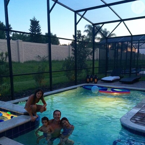 De férias, Rodrigo Faro posta foto com as filhas Clara, Maria e Helena na piscina em Orlando. 'E a bagunça continua aqui na casa de Orlando. Piscina às 10 da noite! Que delícia!', escreveu na legenda da foto compartilhada no Instagram na sexta-feira, dia 10 de julho de 2015