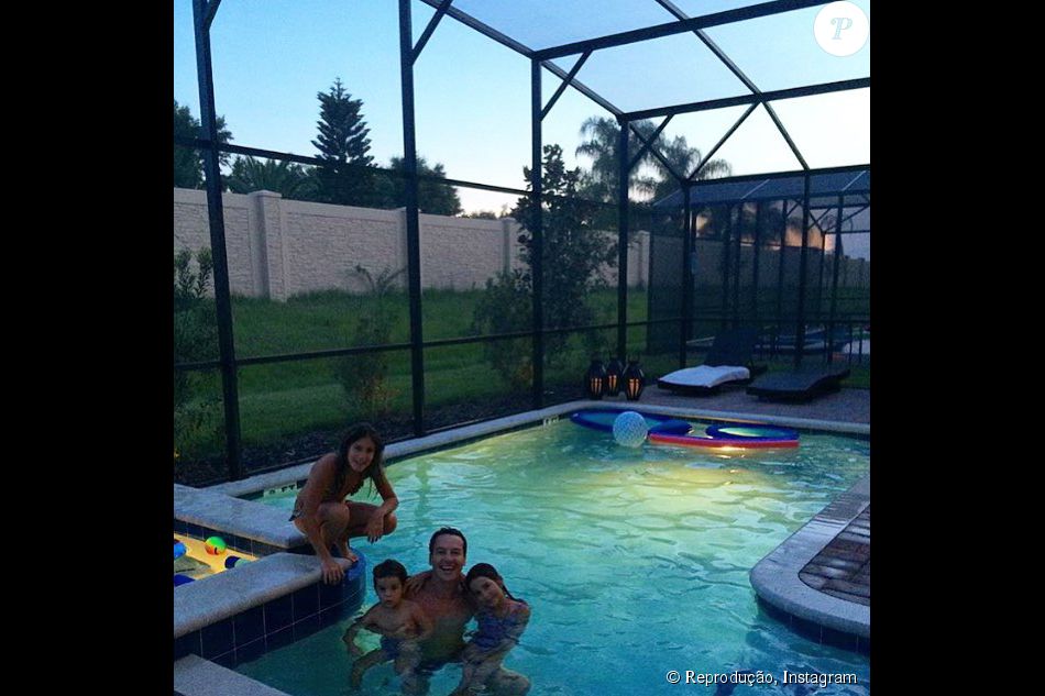 De Ferias Rodrigo Faro Posta Foto Com As Filhas Clara Maria E Helena Na Piscina Em Orlando E A Bagunca Continua Aqui Na Casa De Orlando Piscina As 10 Da No Purepeople