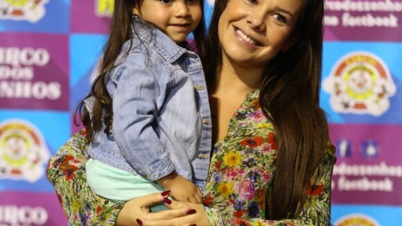 Fernanda Souza se diverte com a sobrinha Isabeli no Circo dos Sonhos