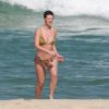 Camila Rodrigues exibiu boa forma na tarde deste domingo, 12 de julho de 2015, ao lado do marido Roberto Costa, na praia da Reserva, Zona Oeste do Rio de Janeiro
