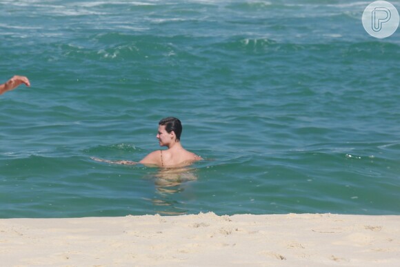 Para amenizar o calor, Camila Rodrigues tomou um banho de mar