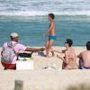 Camila Rodrigues exibiu boa forma na tarde deste domingo, 12 de julho de 2015, ao lado do marido Roberto Costa, na praia da Reserva, Zona Oeste do Rio de Janeiro