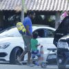 Lázaro Ramos segurou a mão do filho, João Vicente, antes do pequeno entrar no carro com seu balão dos Minions