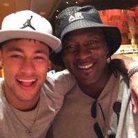 Neymar realiza sonho de conhecer ex-jogador de basquete Michael Jordan: 'Honra'