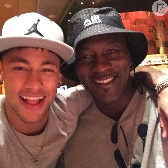 Neymar vibrou ao conhecer o ex-jogador Michael Jordan: 'Sonho realizado, que honra conhecer esse cara'