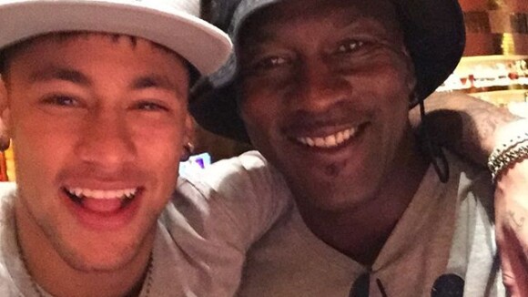 Neymar realiza sonho de conhecer ex-jogador de basquete Michael Jordan: 'Honra'
