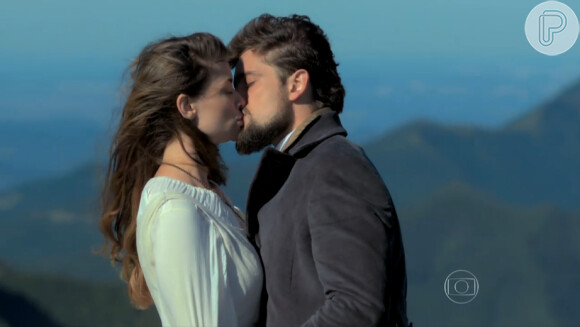 Lívia (Alinne Moraes) e Felipe (Rafael Cardoso) se apaixonam na novela 'Além do Tempo'