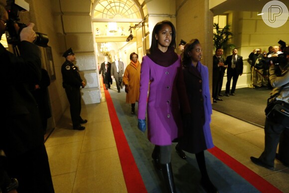Durante a segunda posse de Barack Obama, em 21 de janeiro de 2013, Malia Obama vestiu um casaco lilás da J.Crew, que se esgotou na loja. A marca, inclusive, cessou a produção por causa da jovem 