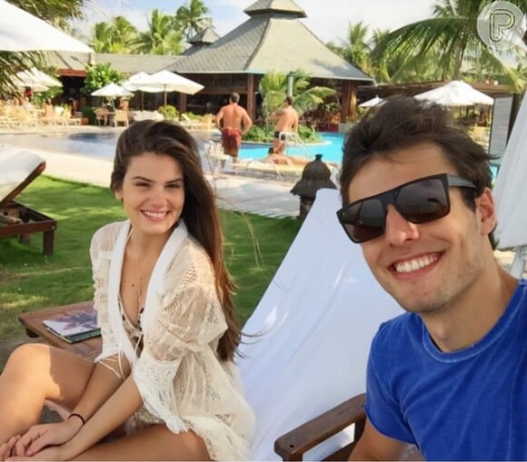 Camila Queiroz namora o modelo Lucas Cattani há 2 anos e afirma que ele lida bem com todo o alvoroço em torno dela após estrear na TV como Angel, na novela 'Verdades Secretas'