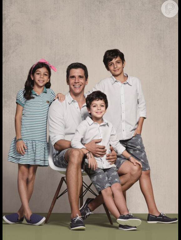 Márcio Garcia posa ao lado dos filhos em campanha para o Dia dos Pais