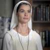 Lívia (Alinne Moraes) se recusa a voltar para o convento sem ter certeza de que a mãe está bem, na novela 'Além do Tempo'