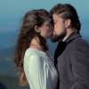 Felipe (Rafael Cardoso) beija Lívia (Alinne Moraes) e ela o chama de traidor, na novela 'Além do Tempo'