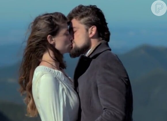 Felipe (Rafael Cardoso) beija Lívia (Alinne Moraes) e ela o chama de traidor, na novela 'Além do Tempo'
