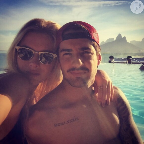 Fiorella Mattheis chegou de Londres nesta segunda, dia 13 de julho de 2015, e foi correndo paparicar o namorado, o jogador Alexandre Pato. 'Recarregando', escreveu no seu Instagram