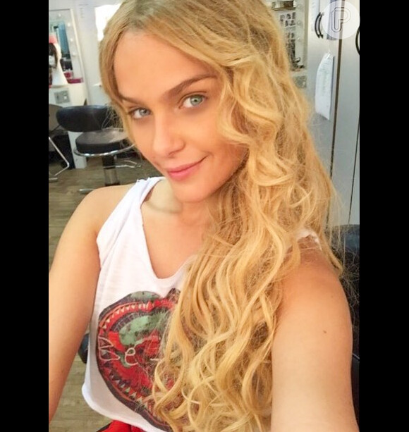 Isabella Santoni apareceu com os cabelos longos e mais loiros em foto compartilhada em sua conta de Instagram. 'O que será que vem por aí?', questionou a atriz, fazendo suspense