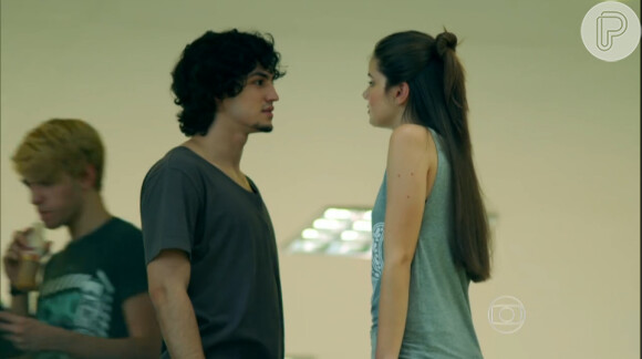 Guilherme (Gabriel Leone) e Angel (Camila Queiroz) engataram o namoro, após a garota terminar seu relacionamento com Alex (Rodrigo Lombardi), na novela 'Verdades Secretas'