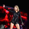 Taylor Swift fica presa em andaime durante show em Washington nesta segunda-feira, 13 de julho de 2015: 'Vou ficar aqui para sempre'