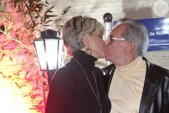 Carlos Alberto de Nóbrega beija a mulher em evento