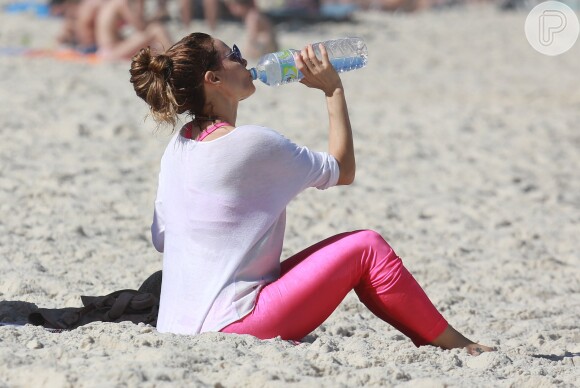 Para matar a sede, ela levou uma garrafa de água grande