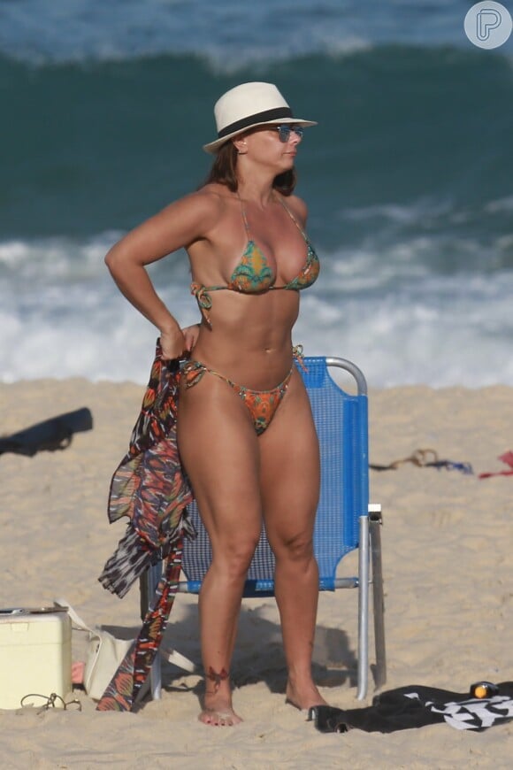 Vivianne Araújo foi à praia do Recreio dos Bandeirantes, na Zona Oeste do Rio, nesta terça-feira, 14 de julho de 2015
