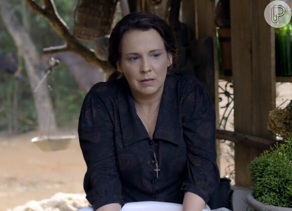 Emília (Ana Beatriz Nogueira) se desespera com a ordem de despejo mandada por Vitória (Irene Ravache), na novela 'Além do Tempo'