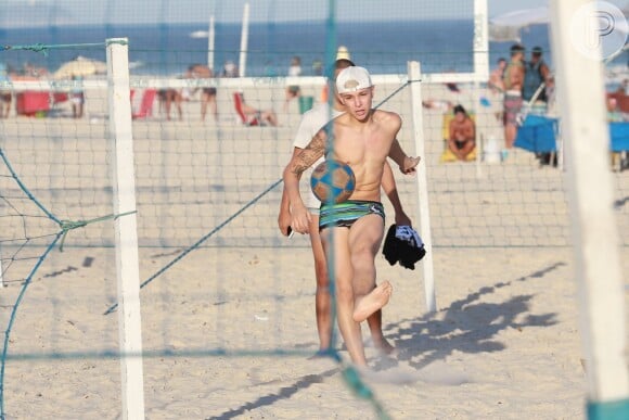 De sunga e boné, MC Gui jogou bola com os amigos nas areias da Barra da Tijuca