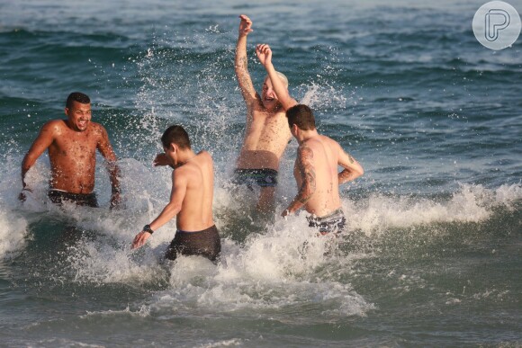 Mc Gui se divertiu no mar da praia da Barra da Tijuca, Zona Oeste do Rio, com um grupo de amigos