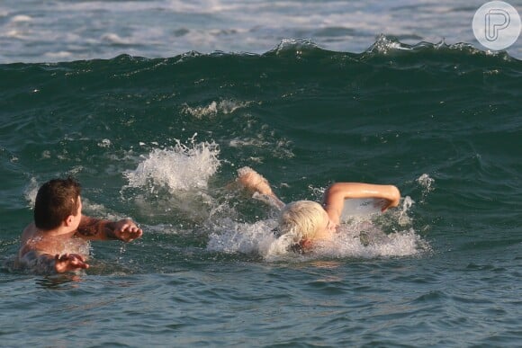 O cantor nadou no mar da Barra da Tijuca e chamou a atenção de banhistas