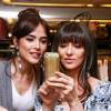 Maria Casadevall e Maria Fernanda Cândido fazem selfies durante o lançamento da coleção Verão 2016 da Le Lis Blanc, em São Paulo, nesta terça-feira, 14 de julho de 2015