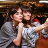 Maria Casadevall e Maria Fernanda Cândido fazem selfies durante o lançamento da coleção Verão 2016 da Le Lis Blanc, em São Paulo, nesta terça-feira, 14 de julho de 2015