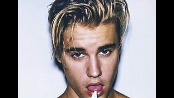 Justin Bieber fetichista! Cantor sensualiza com faca e posa de máscara de couro