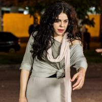 Bárbara Paz grava 'A Regra do Jogo' com roupa rasgada e rodeada por mendigos