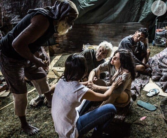 Na pele de Nelita, Bárbara Paz apareceu suja, usando roupas rasgadas e rodeada por mendigos