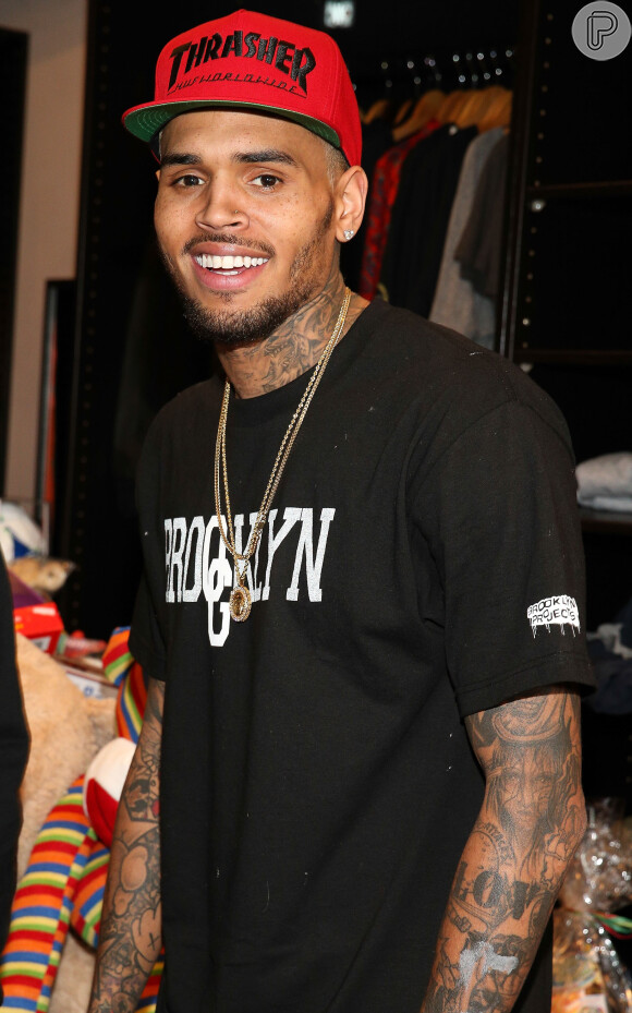 A tia de Chris Brown foi feita refém por 3 assaltantes que a calocaram presa no closet do cantor
