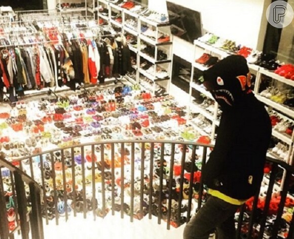 Chris Brown postou, recentemente, fotos de seu closet e sua coleção de tênis. A tia do cantor ficou presta neste ambiente da casa