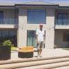 Chris Brown na frente de sua mansão, em Los Angeles, que foi assaltada nesta madrugada de quarta-feira, dia 15 de julho de 2015
