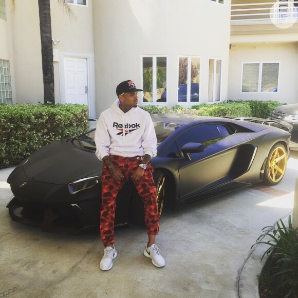 O rapper costuma postar fotos em suas redes sociais exibindo parte de sua mansão e seus automóveis de luxo