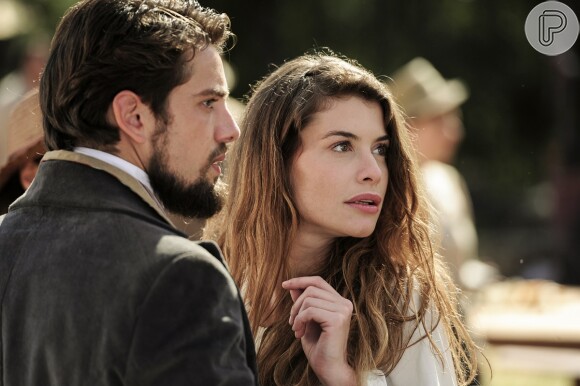Felipe (Rafael Cardoso) pede para conversar com Lívia (Alinne Moraes), mas ela decide ir embora e sai correndo, na novela 'Além do Tempo'