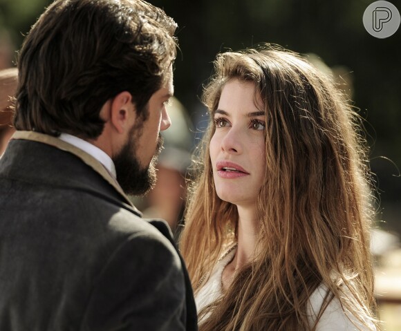 Lívia (Alinne Moraes) foge do convento e encontra Felipe (Rafael Cardoso) na festa da colheita, em cena da novela 'Além do Tempo', em 16 de julho de 2015