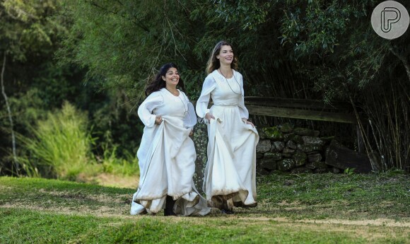 Lívia (Alinne Moraes) e Rita (Daniela Fontan) fogem juntas do convento, na novela 'Além do Tempo'