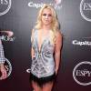 Britney Spears escolheu um vestido decotado e curto para comparecer ao ESPYs Awards